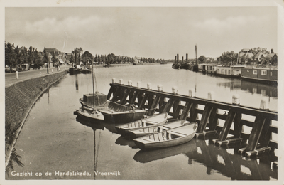 130329 Gezicht op het Merwedekanaal te Vreeswijk, vanaf de Wilhelminabrug, met links de Handelskade.N.B. De gemeente ...